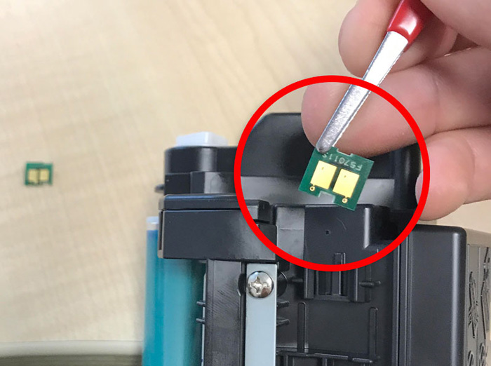 Máy in laser màu nào đổ mực không phải thay chip?